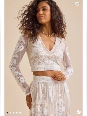 🆕#45~Altar'd State Arissa Floral Embroidered Top, Size XS